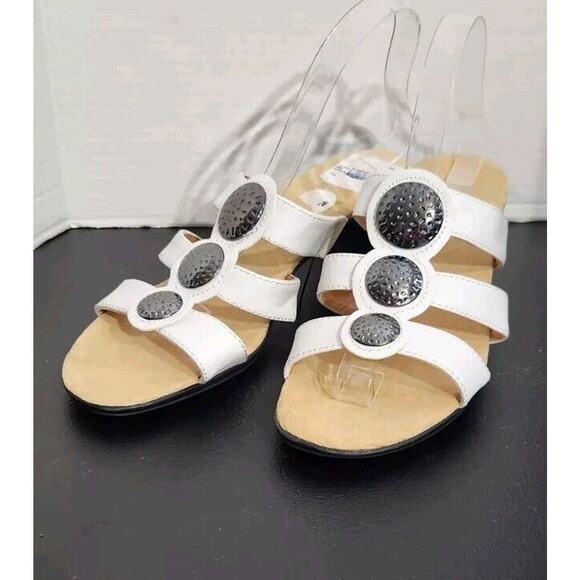 Sbicca White Silver Medallion Geri Strappy Stacked Heel‎ Sandals Womens 10W NWOT - Picture 1 of 11
